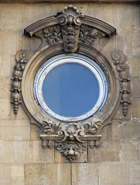 Buda castle dzielnicy gotyckie okna. — Zdjęcie stockowe