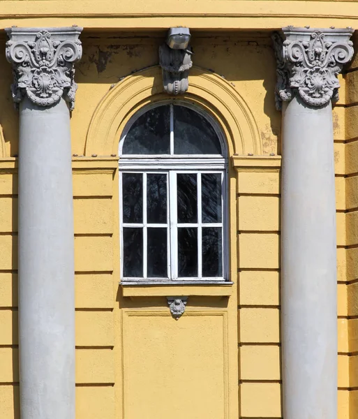 Готические окна Будинского замка — стоковое фото