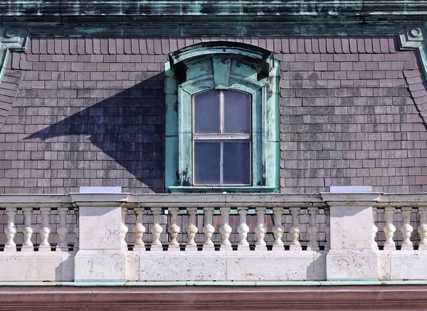 Fenster und Dachziegel — Stockfoto