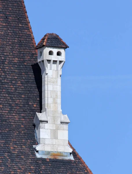 Vieja chimenea adornada blanca — Foto de Stock