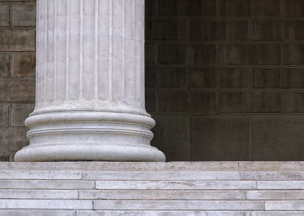 台座の階段のある白い石柱 — ストック写真