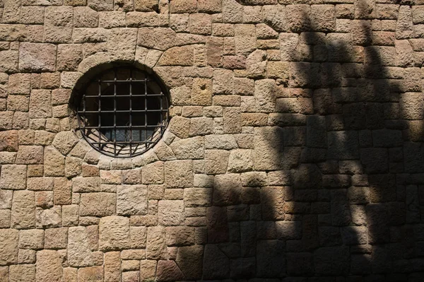 Πέτρινος Τοίχος Κυκλικό Παράθυρο Εκκλησίας Ξύλινη Σκιά — Φωτογραφία Αρχείου