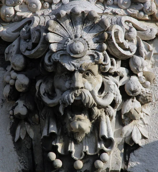 Budapest Hungría Fachada Del Edificio Con Cabeza Estatua Ornamentada —  Fotos de Stock