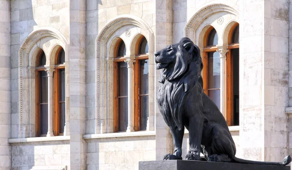 ハンガリー ブダペストの議会 ライオンの像 — ストック写真