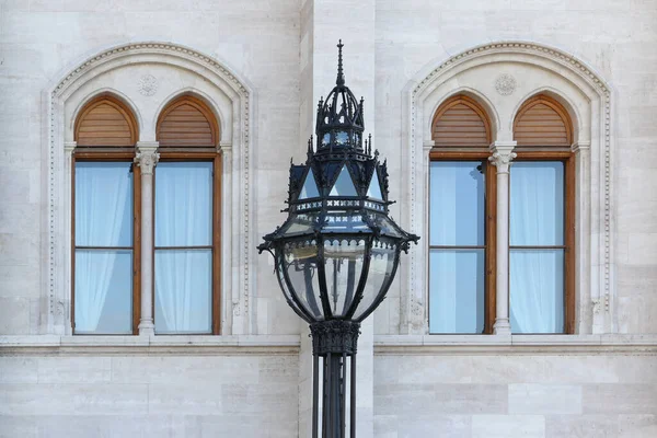 ハンガリー ブダペストの議会の2つの窓の前の街灯 — ストック写真