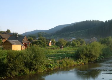 Karpat Dağları görünümünde eski Romence Köyü