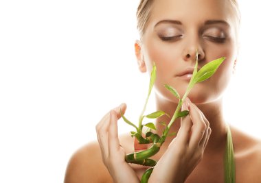 Bambu giymiş güzel bir kadın.