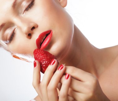 Beyaz arka planda çilekli kadın.