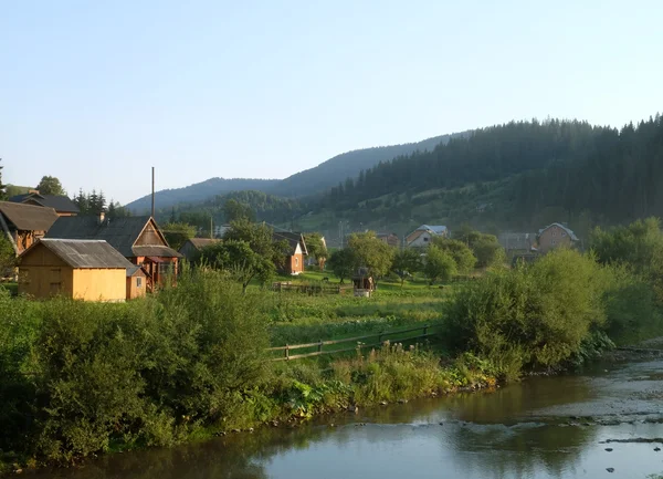 Utsikt över gamla rumänska byn i Karpaterna — Stockfoto