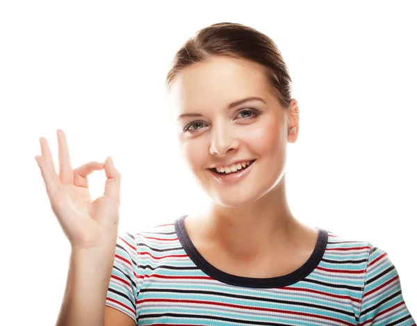 Feliz mulher sorridente com sinal de mão ok — Fotografia de Stock