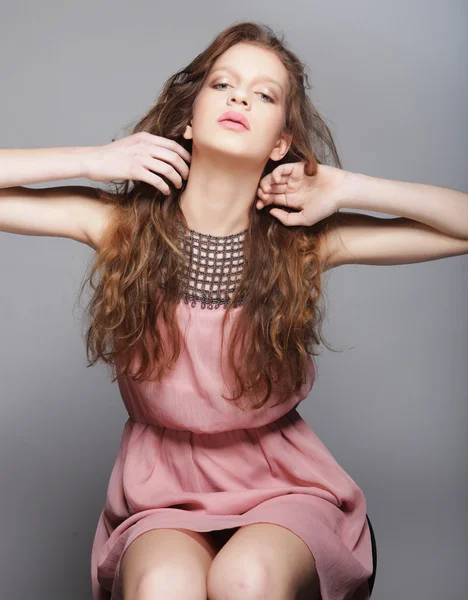 Beautiful young woman in a summer dress. — Stock Photo, Image