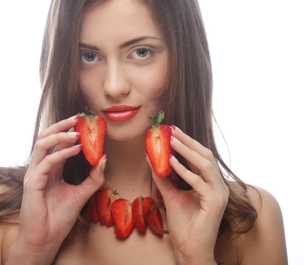 Frau mit Erdbeere auf weißem Hintergrund — Stockfoto