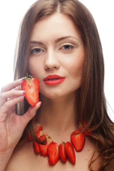 Frau mit Erdbeere auf weißem Hintergrund — Stockfoto