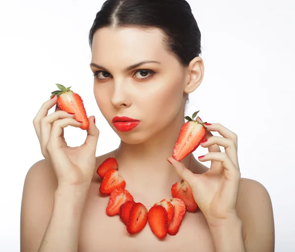 Mujer con fresa sobre fondo blanco — Foto de Stock