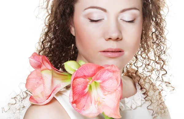 Ung vacker kvinna med stora rosa blommor — Stockfoto
