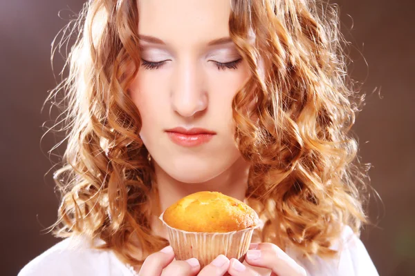 Young beauty girl with cake — Stock Photo, Image