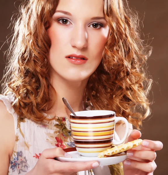 Jeune femme buvant du café — Photo
