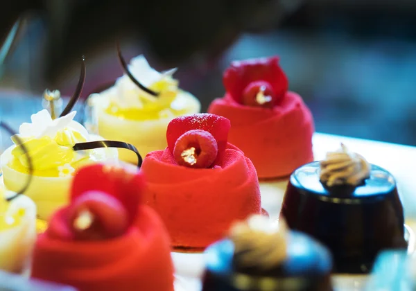 Pastel en ventana exhibición cantimplora comida postre sabroso —  Fotos de Stock
