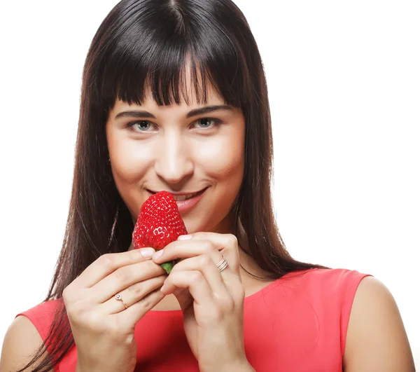 Gyönyörű boldog mosolygós nő eperrel — Stock Fotó