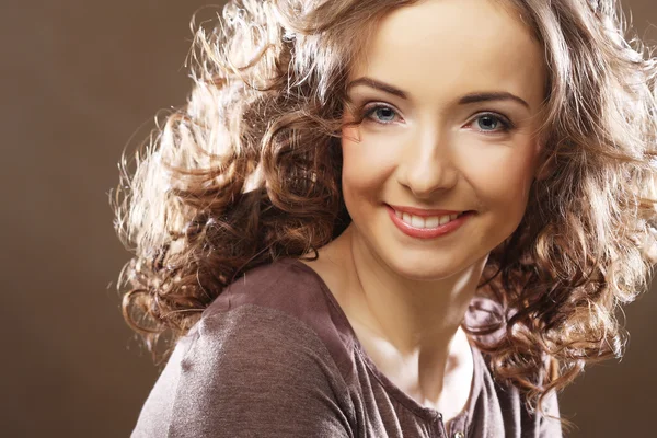 Image de belle jeune femme aux cheveux bouclés — Photo