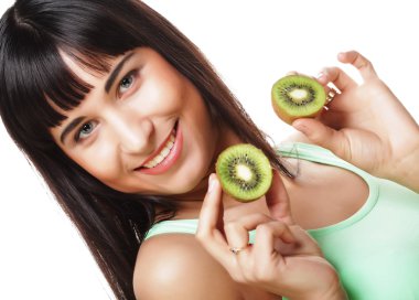 Kivi tutan mutlu kadın.