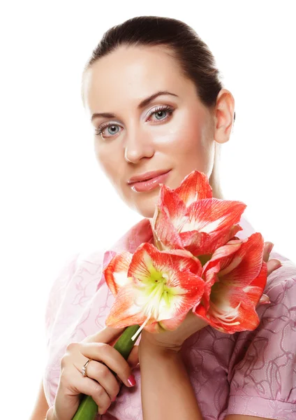 Jeune belle femme avec de grandes fleurs roses — Photo
