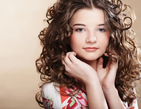 Obrázek krásné mladé ženy s kudrnatými vlasy — Stock fotografie