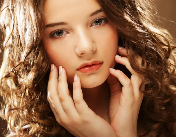 곱슬머리의 아름다운 젊은 여자의 모습 — 스톡 사진