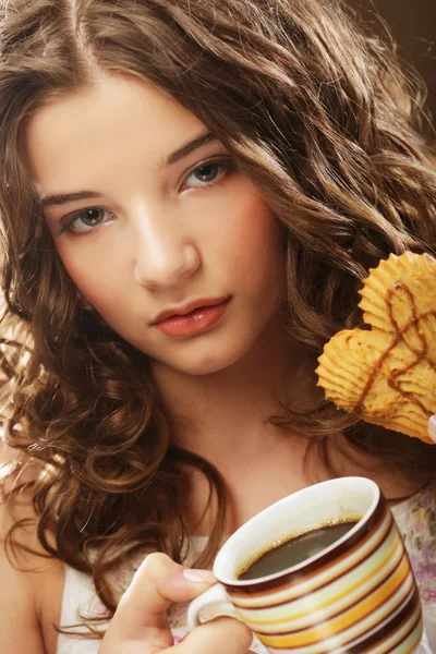 Junge Frau mit Kaffee und Kuchen — Stockfoto