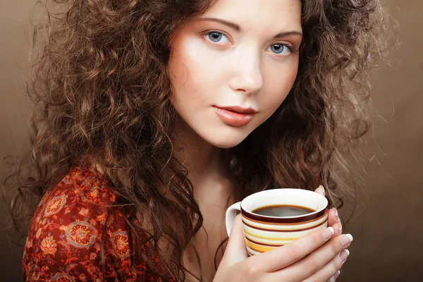 Ung kvinne som drikker kaffe – stockfoto