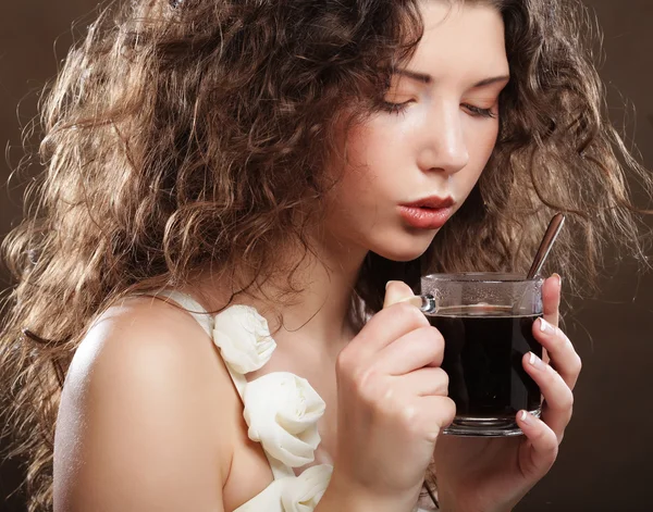 Menina bonita bebendo chá ou café . — Fotografia de Stock