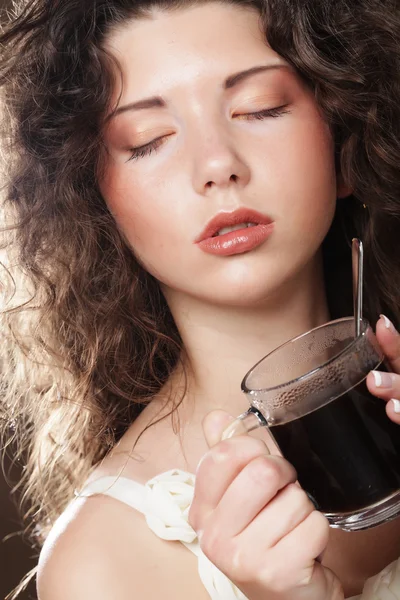 Mulher com um café aromático — Fotografia de Stock