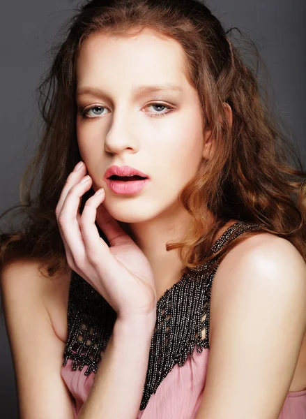 Fashion girl model posing on gray background in the studio. — Stock Photo, Image