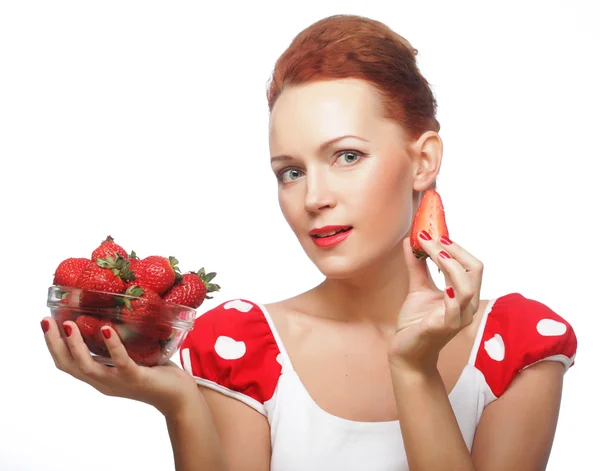 Žena s jahodami na bílém pozadí — Stock fotografie