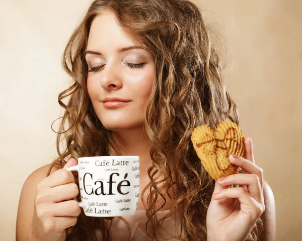 Jeune femme avec café et gâteau — Photo