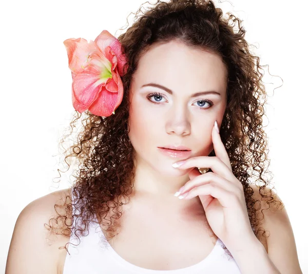 Mulher bonita com orquídea rosa — Fotografia de Stock