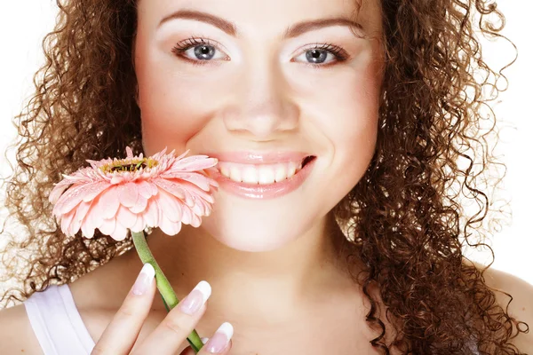 Schöne junge Frau mit großen rosa Gerber — Stockfoto
