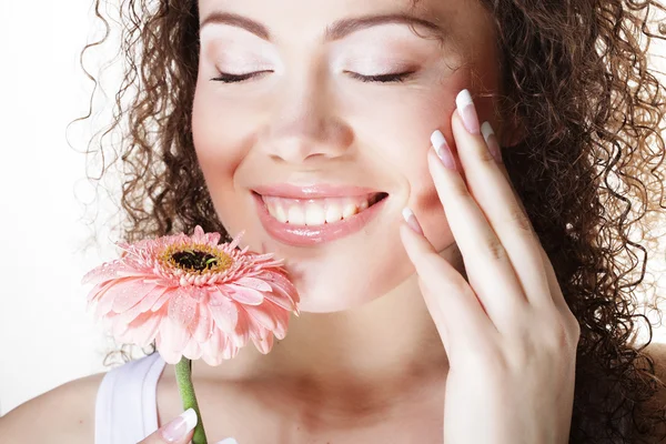 Krásná mladá žena s velkým růžová Gerbera — Stock fotografie