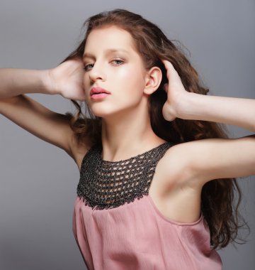 Yazlık elbiseli güzel bir kadın..