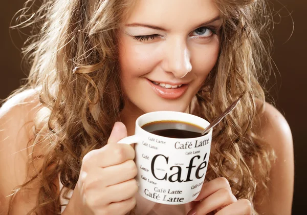 Genç bayan kahve içiyor. — Stok fotoğraf