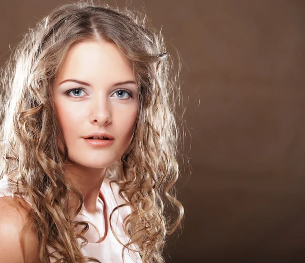 Образ красивой молодой женщины с вьющимися волосами — стоковое фото