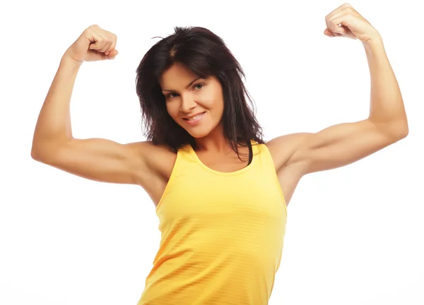 Vrolijk glimlachende sportieve vrouw demonstreren biceps — Stockfoto