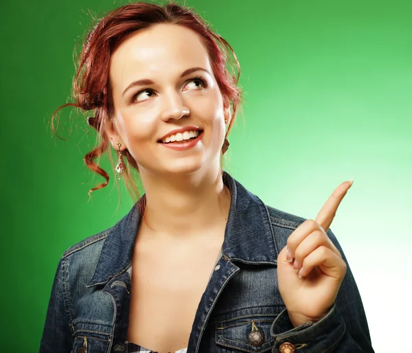 Redhair žena na zeleném pozadí — Stock fotografie