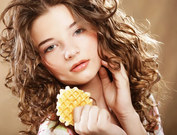 Giovane bellezza ragazza con torta — Foto Stock