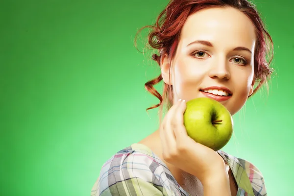 Jovem mulher sorridente feliz com maçã verde — Fotografia de Stock