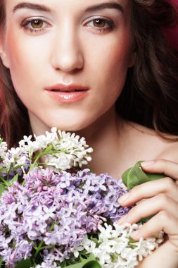 Eflatun çiçekler olan güzel kadın