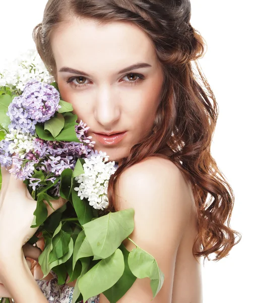 Ung vacker kvinna med lila blommor — Stockfoto