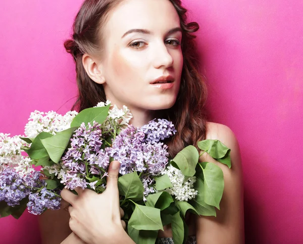 Joven hermosa mujer con flores de color lila — Foto de Stock