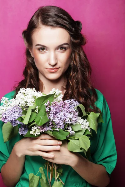 Joven hermosa mujer con flores de color lila — Foto de Stock