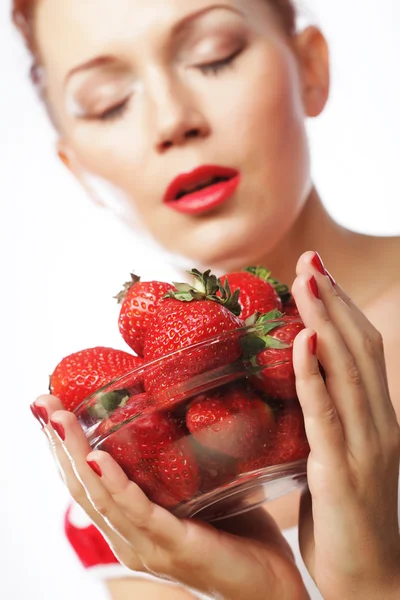 Femme avec fraise sur le fond blanc — Photo